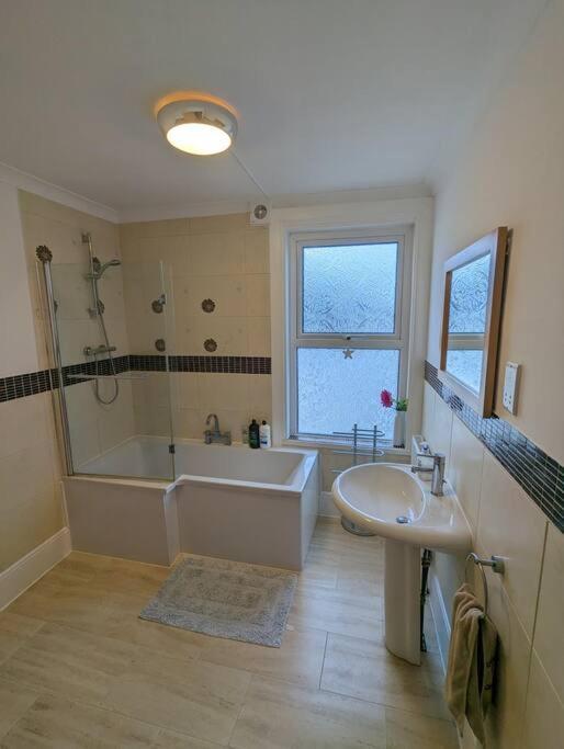 Spacious First Floor Family Flat, Sea View Торки Экстерьер фото